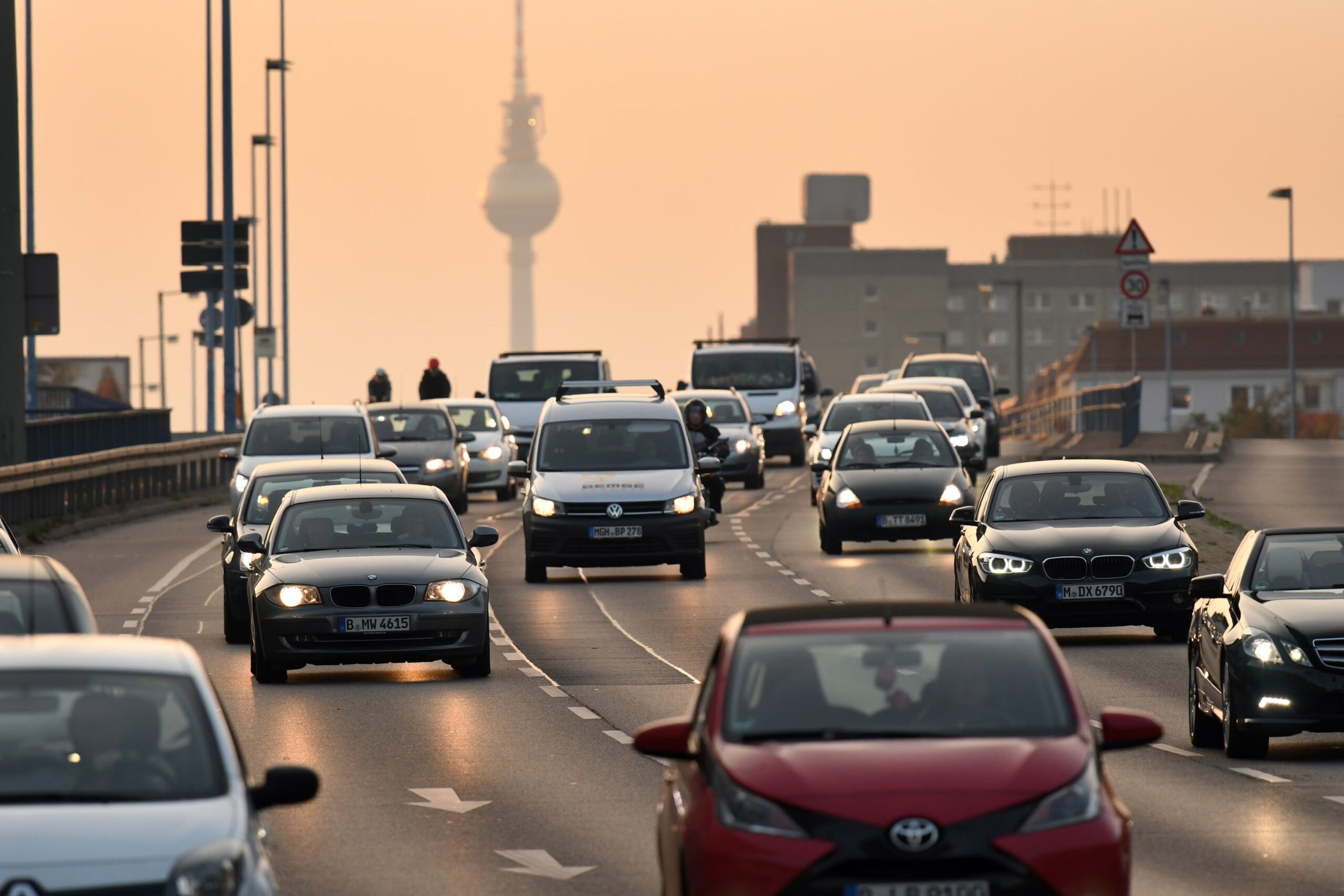 La Berlin, circulaţia maşinilor ar putea fi limitată la doar 12 zile pe an de persoană. Ce urmăresc autoritățile?