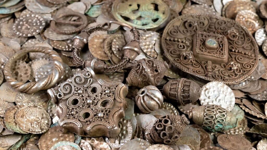 A săpat după viermi și a descoperit o comoară medievală uriașă în Suedia