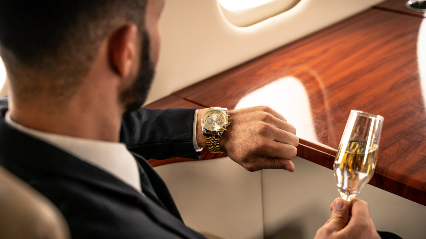 „Milionarul” de pe internet care a ajuns după gratii: a agresat două tinere și a mușcat un polițist