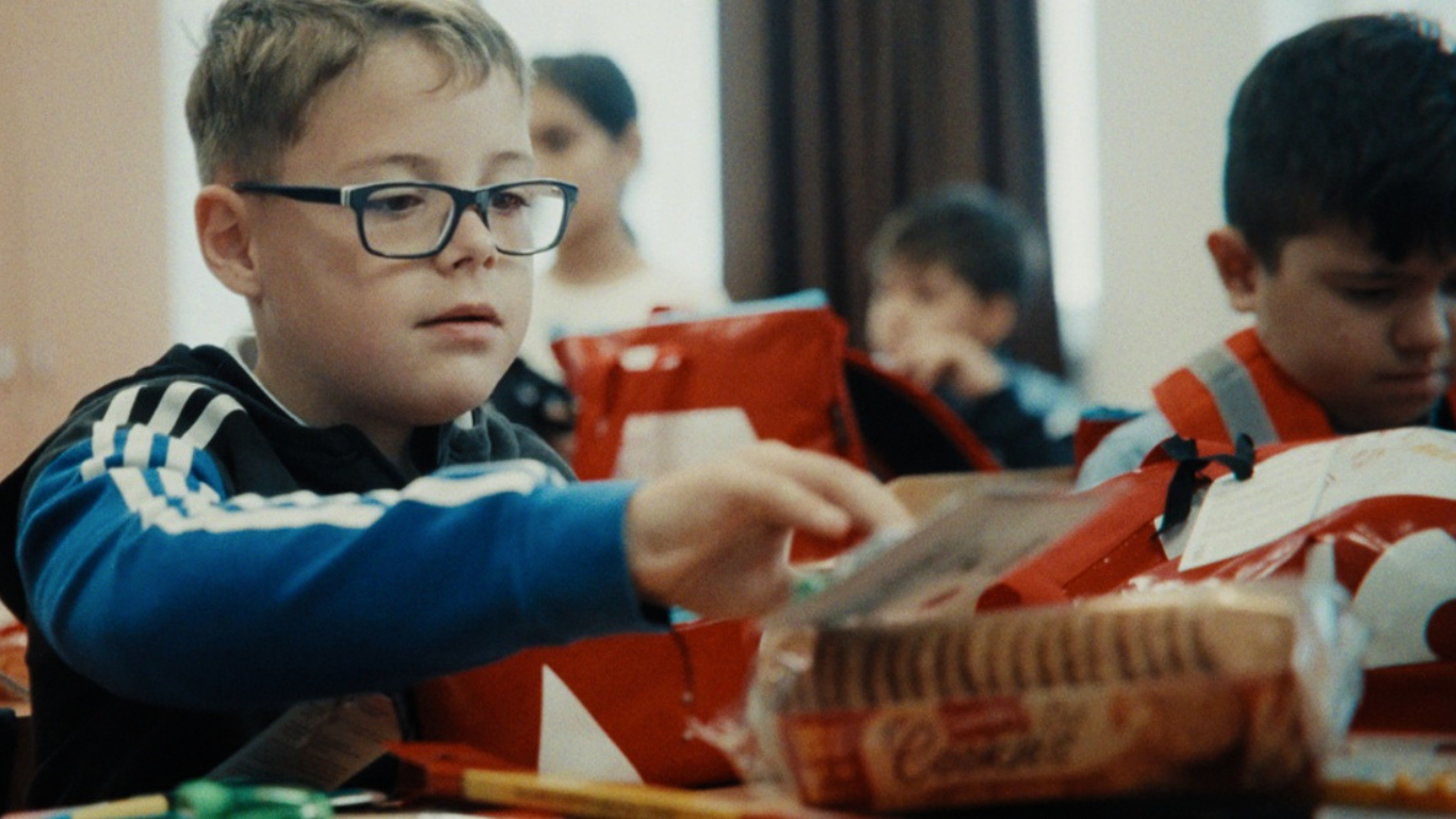 Gențile de mâncare ale curierilor transformate în ghiozdane pentru 300 de elevi din Ferentari