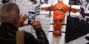 Controversă în Elveția: Donald Trump crucificat, în haine de deținut