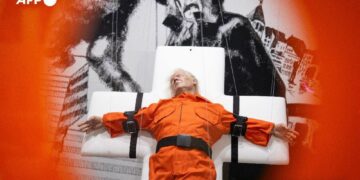 Controversă în Elveția: Donald Trump crucificat, în haine de deținut