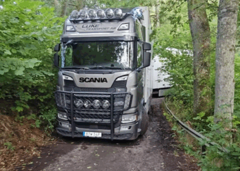 A greșit drumul și a rămas captiv în pădure: un TIR blocat o lună între un pod și o cale ferată