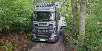 A greșit drumul și a rămas captiv în pădure: un TIR blocat o lună între un pod și o cale ferată