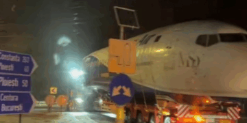 Un Boeing 737, transportat pe șosea și transformat în hotel la Râșnov. Imaginile au stârnit confuzie și speculații pe TikTok