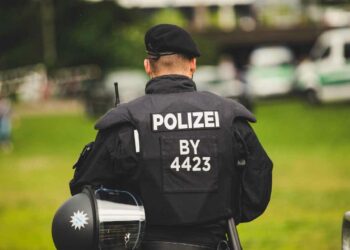 Polițist german, acuzat că și-a schimbat genul doar „în acte” pentru a obține o promovare