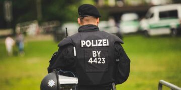 Polițist german, acuzat că și-a schimbat genul doar „în acte” pentru a obține o promovare