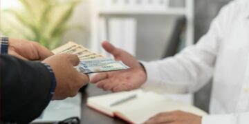 A primit 34 de salarii din greșeală, a păstrat banii și a dispărut: cazul incredibil al unui angajat din Rusia