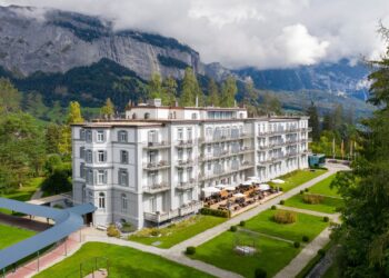 Frații Pavăl amână redeschiderea celebrului hotel Waldhaus Flims din Elveția