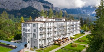 Frații Pavăl amână redeschiderea celebrului hotel Waldhaus Flims din Elveția