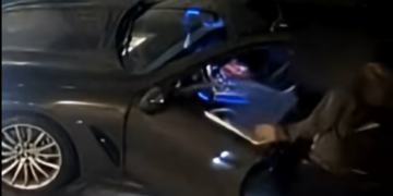 Coșmar pe aleea casei: o mașină furată cu trei copii în interior, surprinsă de camerele de supraveghere