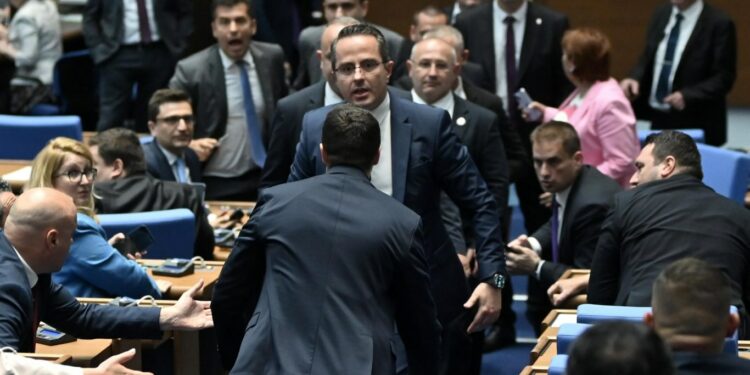 Scandal în Parlamentul Bulgariei la dezbaterea bugetului