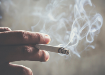 Minorii, amendați cu 500 lei dacă fumează în public