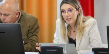 Scandal în Parlament la audierea Dianei Buzoianu, pe fondul crizei de la Barajul Paltinu.