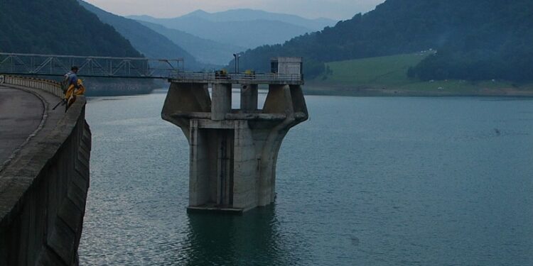 Barajul Paltinu: Lucrări nocturne pentru apă sigură