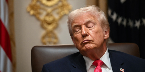 Trump, surprins moțăind în ședința de Cabinet