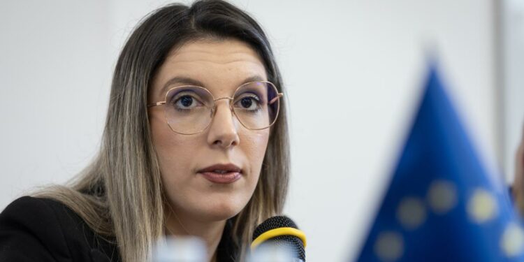 Buzoianu cere demiteri după criza apei din Prahova