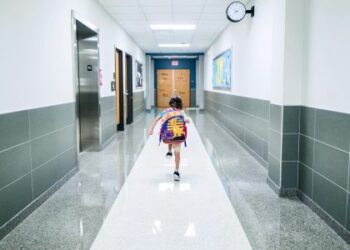 Zi liberă pentru părinți în prima zi de școală: propunerea merge în Camera Deputaților