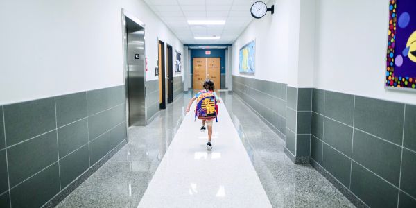 Zi liberă pentru părinți în prima zi de școală: propunerea merge în Camera Deputaților