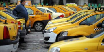 Taximetriști arestați în București după ce au golit conturile clienților. Cum funcționa schema