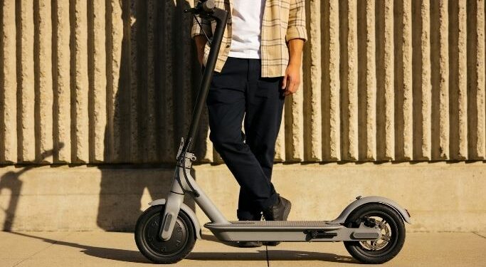 RCA obligatoriu pentru trotinetele electrice rapide: cine trebuie să se asigure și ce riscă cei fără poliță