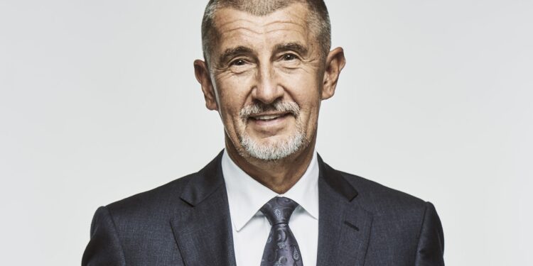 Premierul Cehiei, ironizat pentru globul scump al Groenlandei