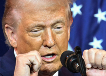 Trump, iritat de fotografi: „Mă fac să par cam gras”. Replica democraților a devenit virală