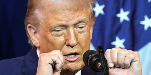 Trump, iritat de fotografi: „Mă fac să par cam gras”. Replica democraților a devenit virală