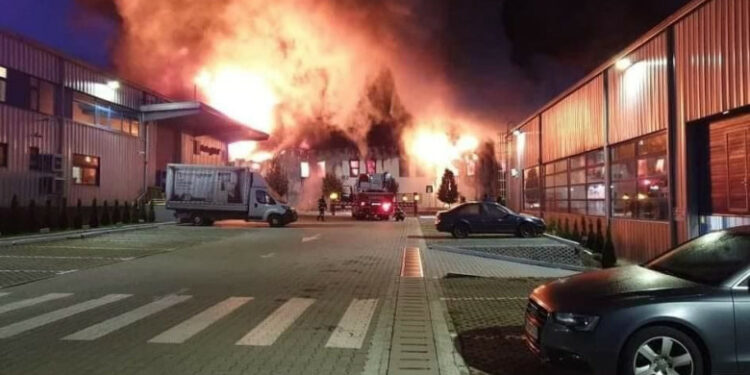 Incendiu puternic la o fabrică din Cluj
