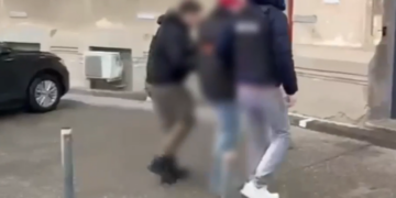 Tânăr anchetat după ce a cheltuit 14.000 de lei din cardul străbunicului pe comenzi de mâncare