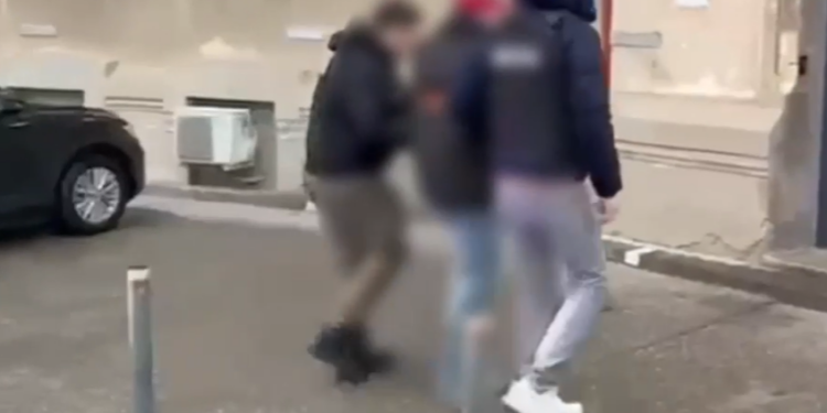 Tânăr anchetat după ce a cheltuit 14.000 de lei din cardul străbunicului pe comenzi de mâncare