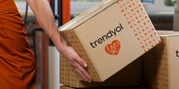 Taxă nouă pentru comenzi online: Cine o plătește?