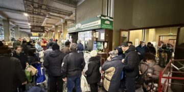 De ce stau bucureștenii din nou la rând pentru lapte, în Piața Obor?