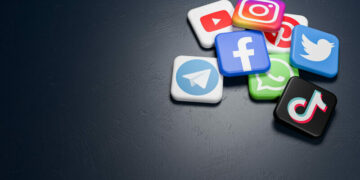 Franța interzice rețelele sociale pentru copiii sub 15 ani