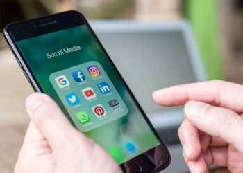 Franța interzice rețelele sociale pentru copiii sub 15 ani