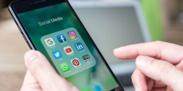 Franța interzice rețelele sociale pentru copiii sub 15 ani