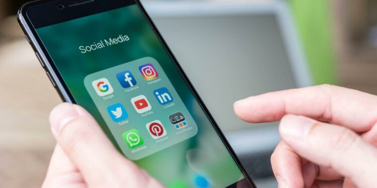 Franța interzice rețelele sociale pentru copiii sub 15 ani