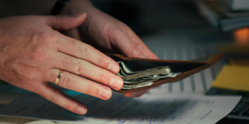 Protest la ghișeu: un român și-a achitat impozitul cu o pungă de monede