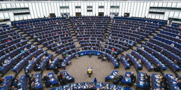 Eurodeputații, avertizați să evite AI pe telefoane și tablete. Funcții dezactivate din motive de securitate