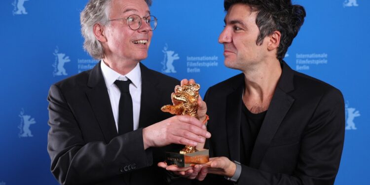 Ilker Çatak câștigă Ursul de Aur la Festivalul de Film din Berlin 2026 cu „Yellow Letters”