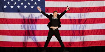 Elon Musk mută miza pe Lună: SpaceX vrea un oraș autosustenabil în mai puțin de 10 ani