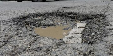 100.000 de euro despăgubiri pentru un biciclist care a rămas fără splină din cauza unei gropi din București