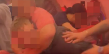 Bătaie la 9.000 de metri altitudine: un zbor Jet2 a fost deviat după remarci rasiste și violențe la bord