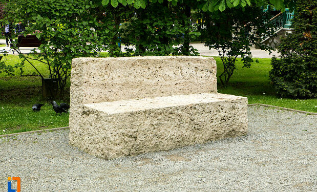 Bancă distrusă la Ansamblul Brâncuși din Târgu Jiu