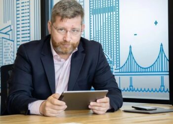 Cine este românul cu 11 surse de venit lunar: Andrei Gabriel Benghea Mălăieș și rețeaua de funcții la stat și privat