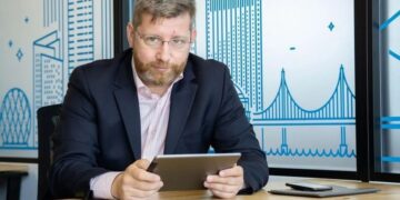 Cine este românul cu 11 surse de venit lunar: Andrei Gabriel Benghea Mălăieș și rețeaua de funcții la stat și privat