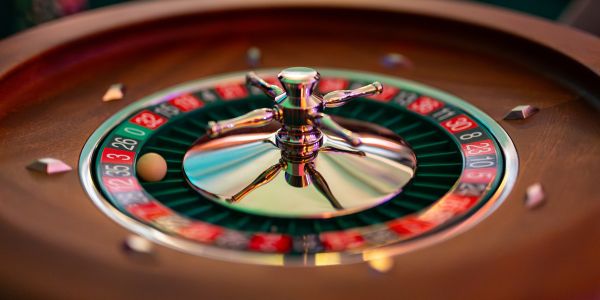 Jocurile de noroc, mai greu accesibile pentru tineri: vârsta minimă ar putea crește la 21 de ani. Publicitatea, drastic limitată