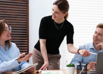 Cât de greu își găsesc tinerii un loc de muncă în România: absolvenții de Arte și Umaniste, cei mai afectați