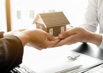 De ce 4 din 10 tineri încă locuiesc cu părinții: cât a ajuns metrul pătrat în București în 2026