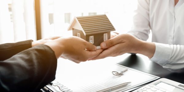 De ce 4 din 10 tineri încă locuiesc cu părinții: cât a ajuns metrul pătrat în București în 2026